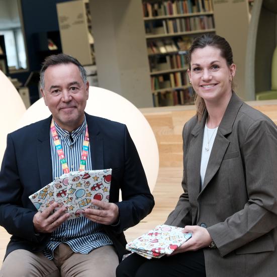 Jens fra Biblioteket og Gitte fra Randers Realskole med julegaver
