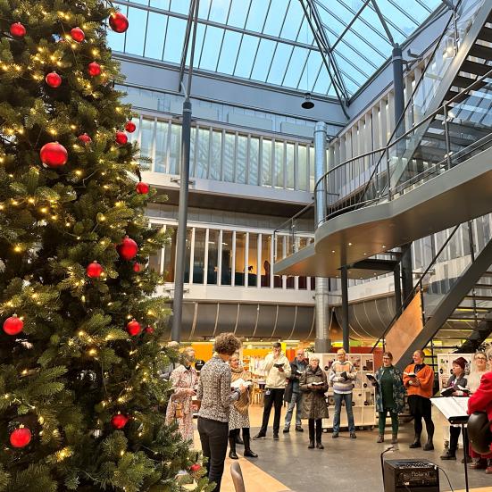 Morgensang med juletræ