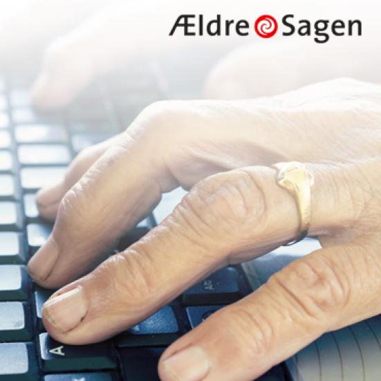 Billede af hænder der bruger et keyboard med Ældresagens logo i hjørnet