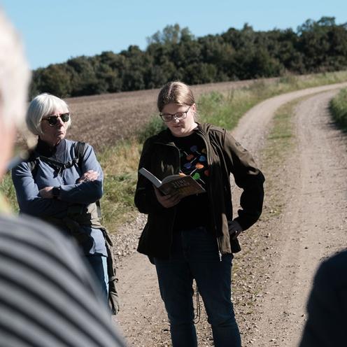 Pernille læser op på markvej