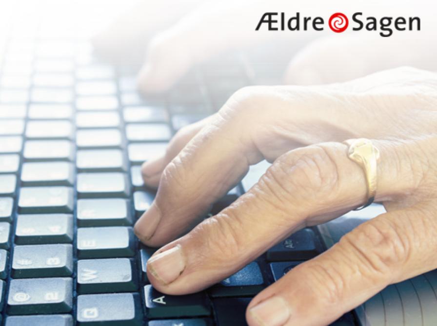 Billede af hænder der bruger et keyboard med Ældresagens logo i hjørnet